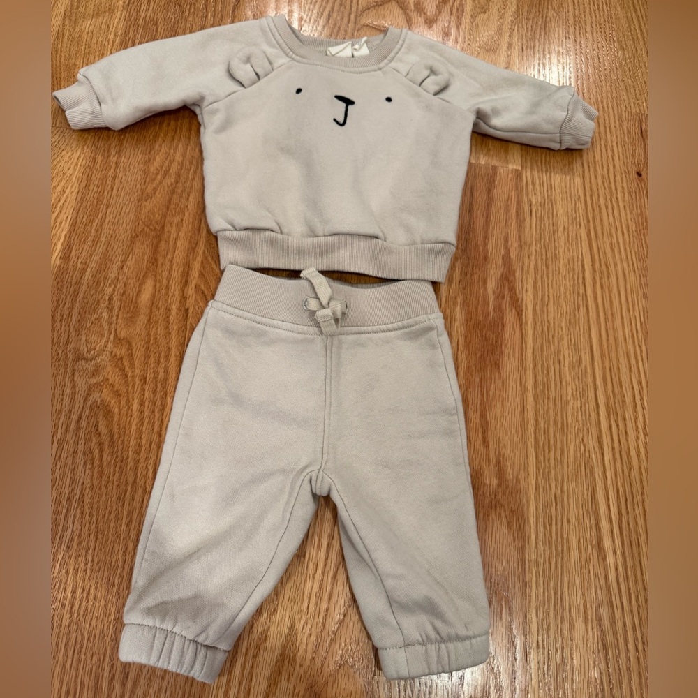 Gap beige Baby Brannan Bear 2-piece sweatsuit for baby 0-3 months